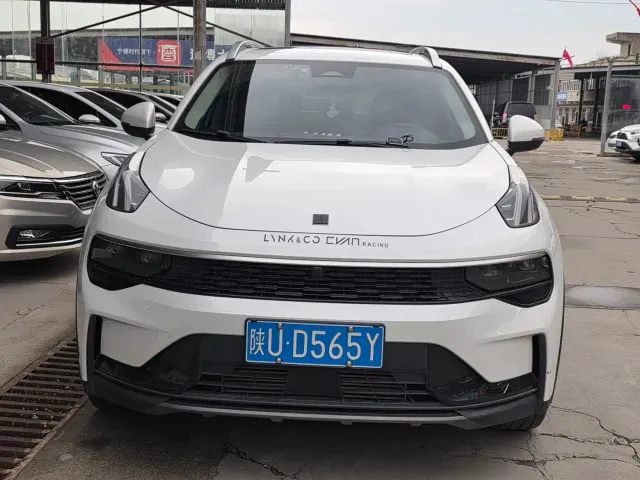 Lynk & Co 01 — Фото автомобиля 2