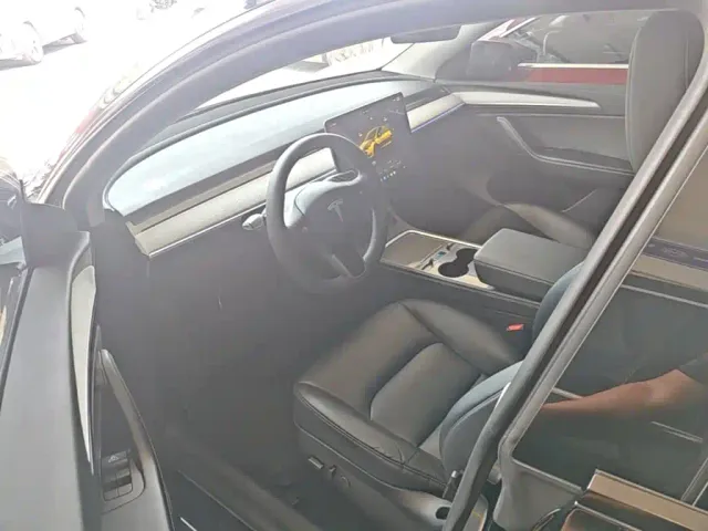 Tesla Model Y — Фото автомобиля 15