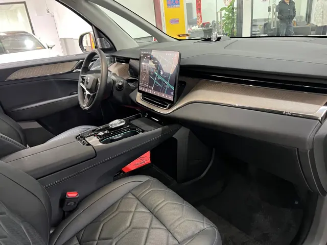 Volvo EM90 — Фото автомобиля 13