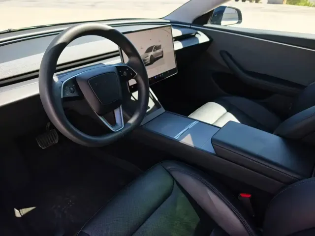 Tesla Model 3 — Фото автомобиля 5