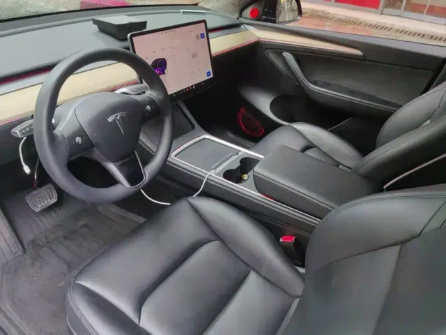 Tesla Model Y — Фото автомобиля 12