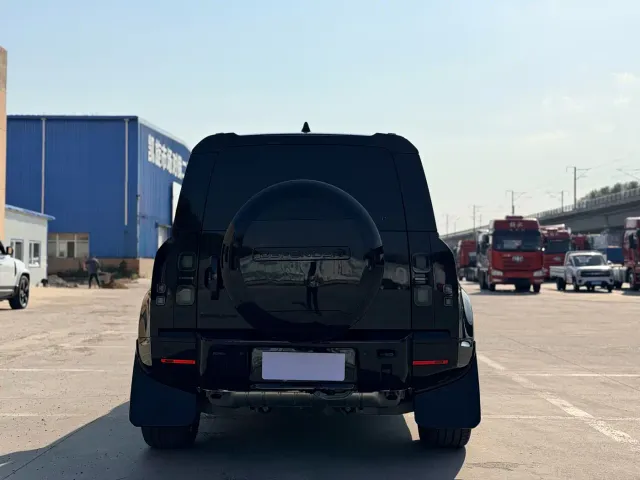 Land Rover Defender — Фото автомобиля 16