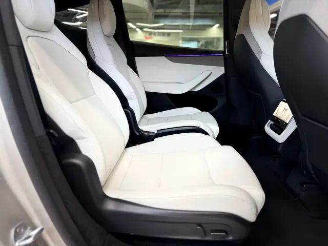 Tesla Model Y L — Фото автомобиля 16