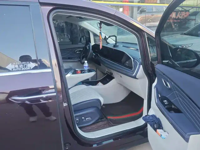 Maxus G90 — Фото автомобиля 8