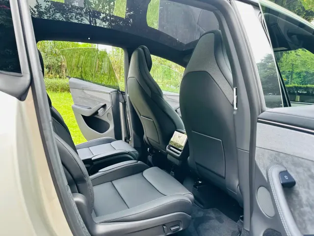 Tesla Model Y L — Фото автомобиля 11