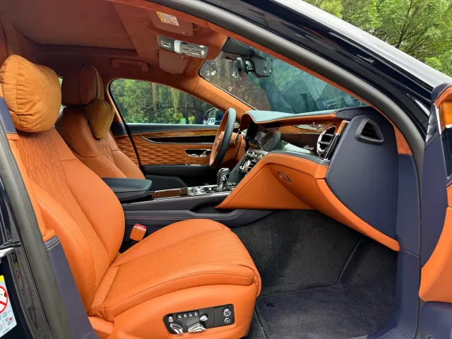 Bentley Flying Spur — Фото автомобиля 12