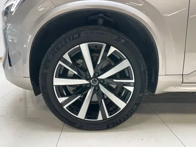 Volvo XC90 — Фото автомобиля 24