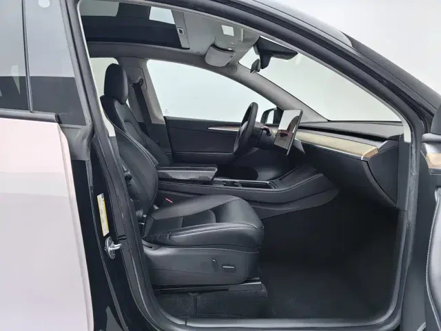 Tesla Model Y — Фото автомобиля 23