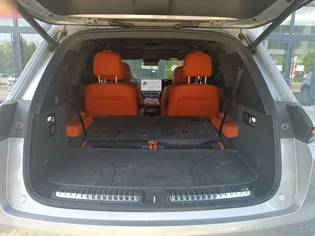 Li Auto L8 — Фото автомобиля 14