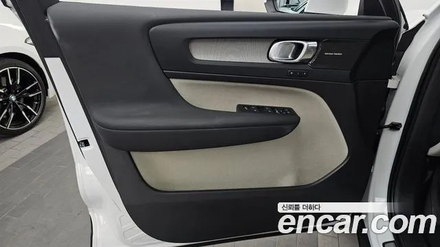 Volvo XC40 — Фото автомобиля 24