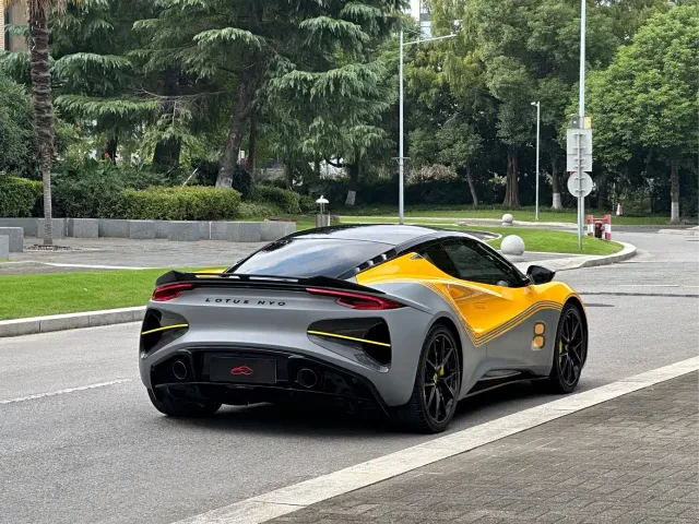 Lotus Emira — Фото автомобиля 6