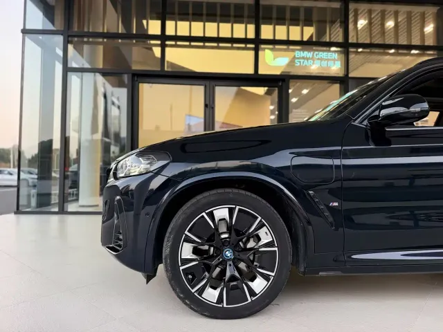BMW iX3 — Фото автомобиля 4