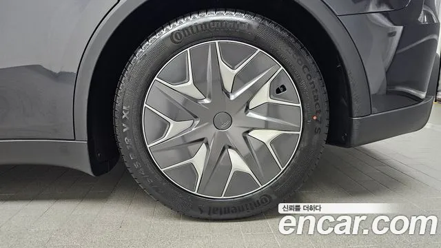 Tesla Model Y — Фото автомобиля 20