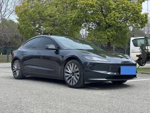 Tesla Model 3 — Фото автомобиля 2