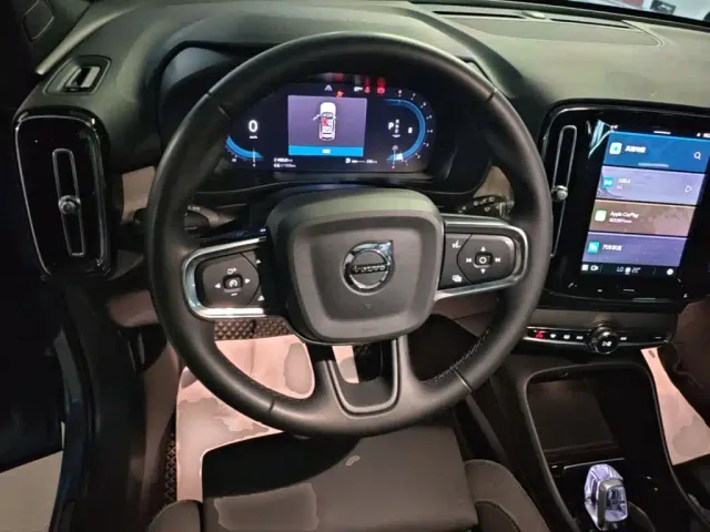 Volvo XC40 — Фото автомобиля 10