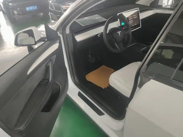 Tesla Model Y — Фото автомобиля 15
