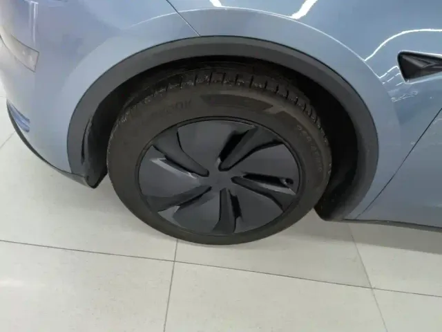 Tesla Model Y — Фото автомобиля 22