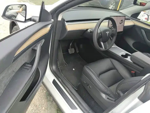 Tesla Model Y — Фото автомобиля 15