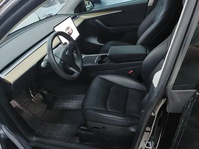 Tesla Model Y — Фото автомобиля 14