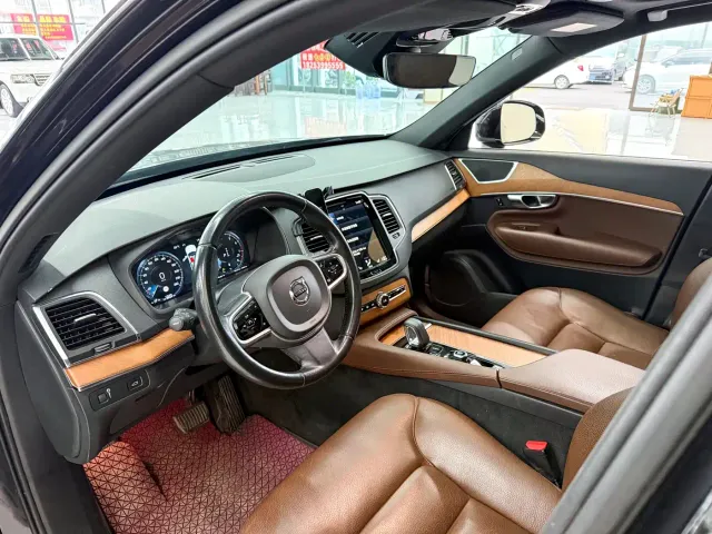 Volvo XC90 — Фото автомобиля 9