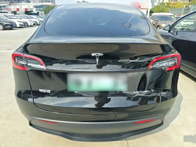 Tesla Model Y — Фото автомобиля 5