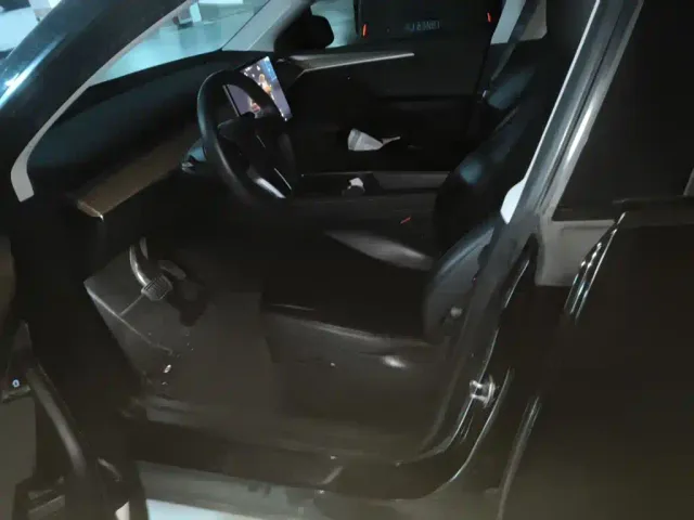 Tesla Model Y — Фото автомобиля 11