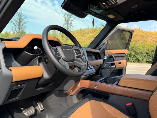 Land Rover Defender — Фото автомобиля 10