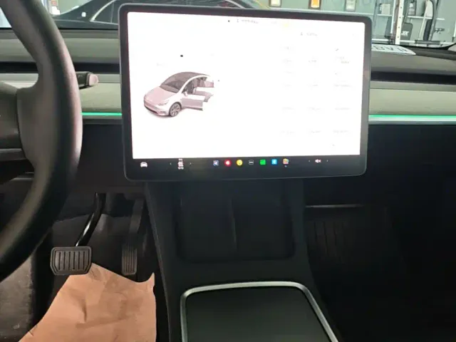 Tesla Model Y — Фото автомобиля 12