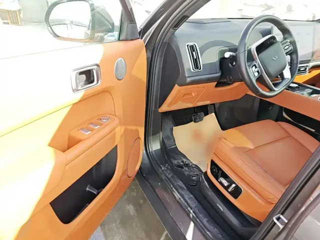Li Auto L8 — Фото автомобиля 15