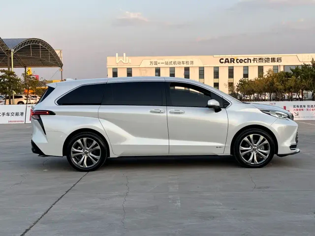 Toyota Sienna — Фото автомобиля 20