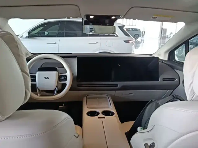 Li Auto i8 — Фото автомобиля 9