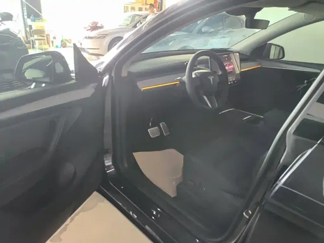 Tesla Model Y — Фото автомобиля 15