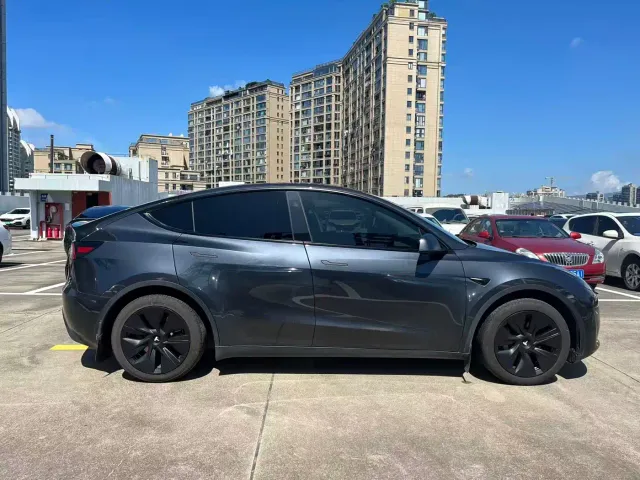 Tesla Model Y — Фото автомобиля 4
