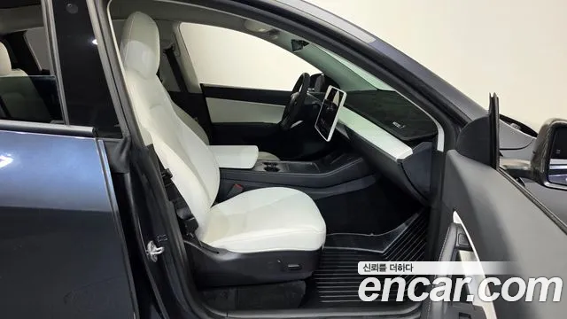 Tesla Model Y — Фото автомобиля 16
