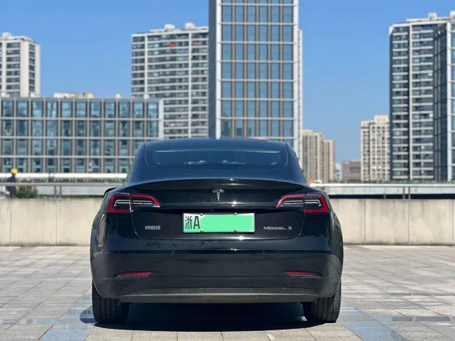 Tesla Model 3 — Фото автомобиля 5