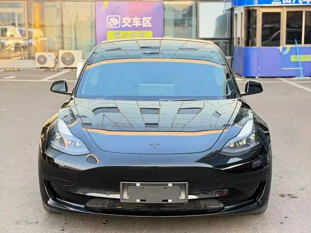Tesla Model 3 — Фото автомобиля 2
