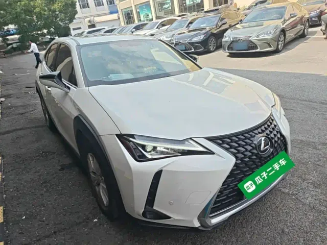 Lexus UX — Фото автомобиля 3