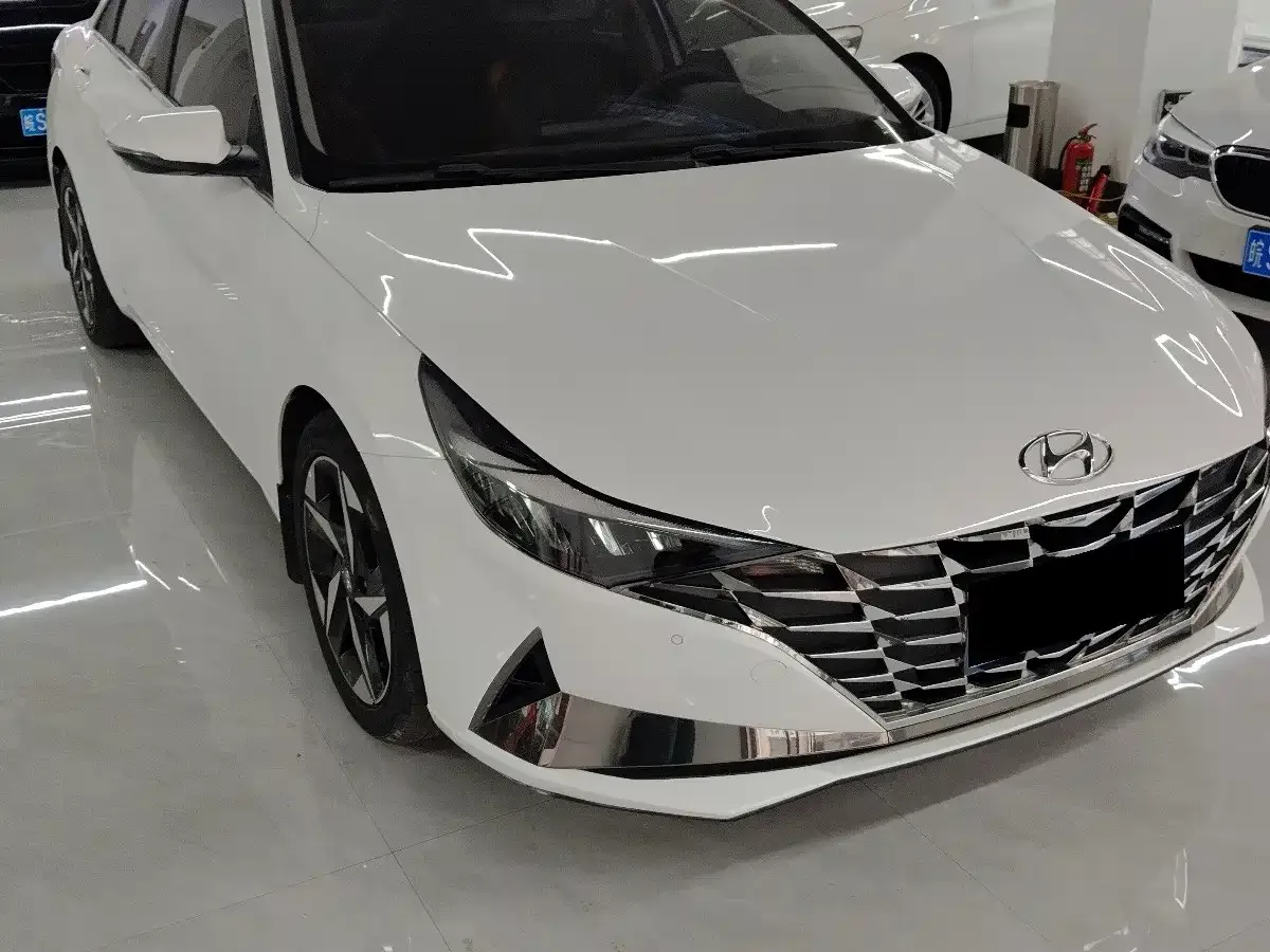 Hyundai Elantra 2022 1.5L CVT LUX Premium Edition — Фото автомобиля 4
