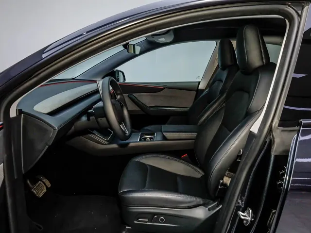 Tesla Model Y — Фото автомобиля 12