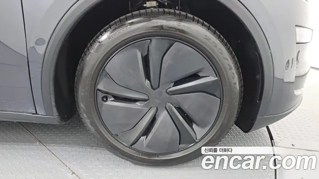 Tesla Model Y — Фото автомобиля 21