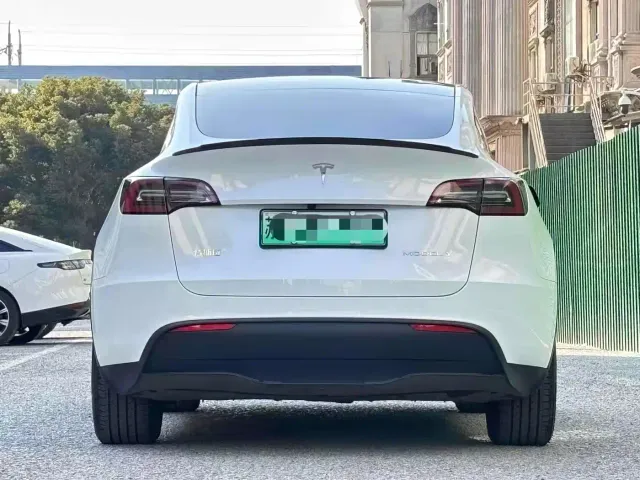 Tesla Model Y — Фото автомобиля 6