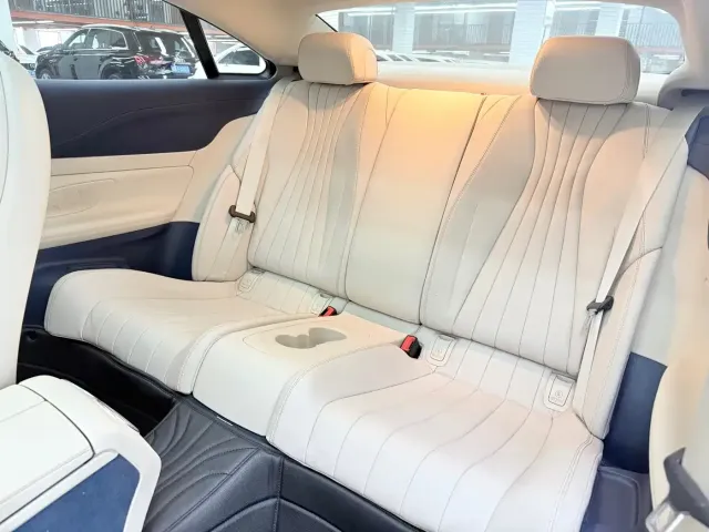Mercedes-Benz E-Class — Фото автомобиля 14