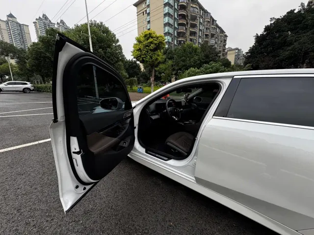 BMW 5 Series — Фото автомобиля 9