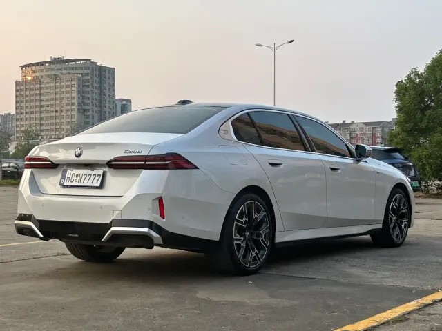 BMW 5 Series — Фото автомобиля 12