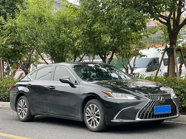 Lexus ES — Фото автомобиля 3