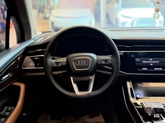 Audi Q7 — Фото автомобиля 9