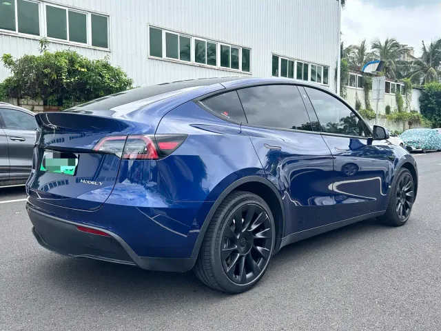 Tesla Model Y — Фото автомобиля 9