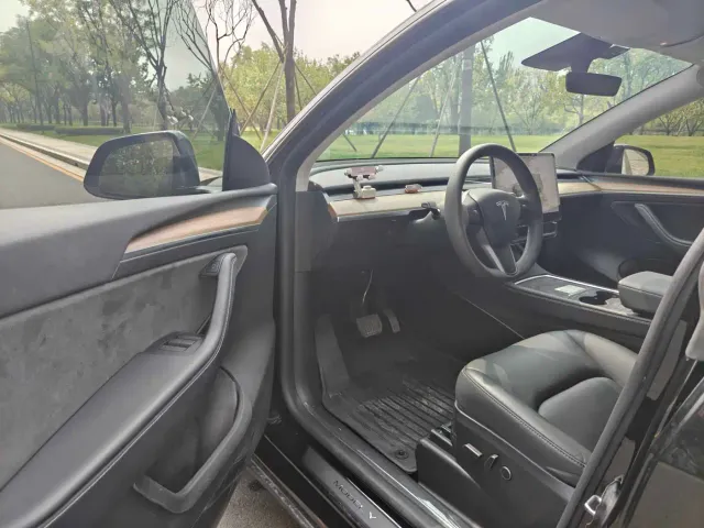 Tesla Model Y — Фото автомобиля 8