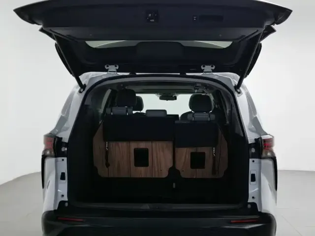Toyota Granvia 2024 2.5L Hybrid Comfort — Фото автомобиля 16