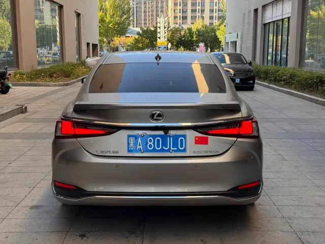Lexus ES — Фото автомобиля 10